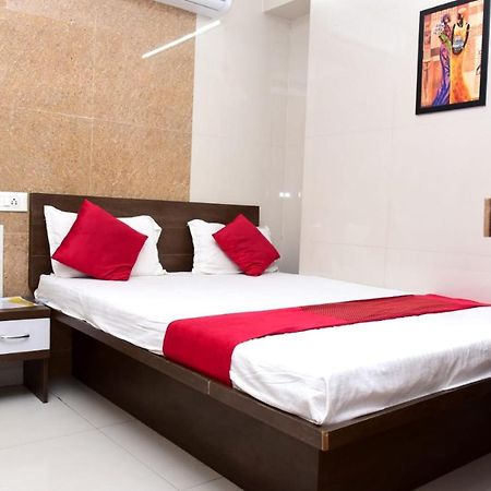 Nivant Lodge Solapur Esterno foto