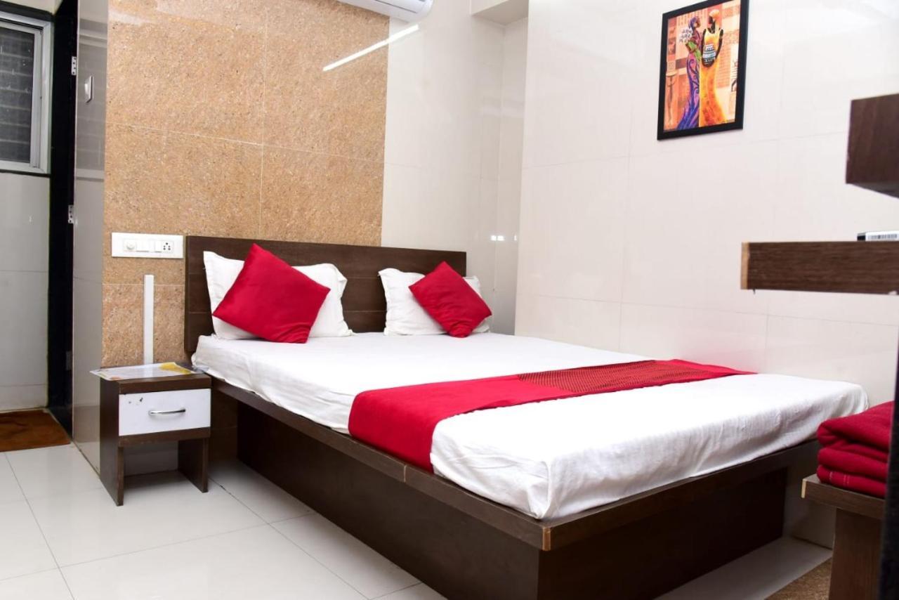 Nivant Lodge Solapur Esterno foto