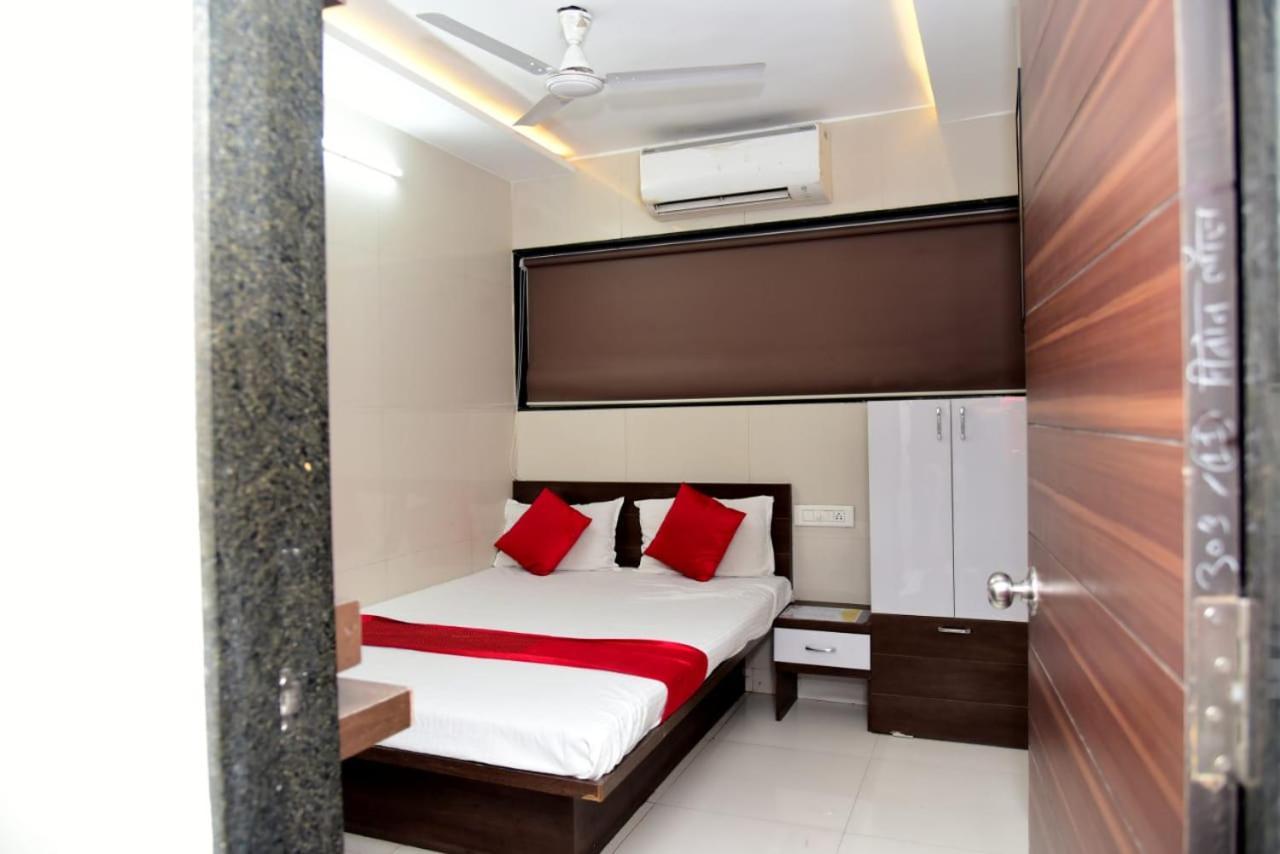 Nivant Lodge Solapur Esterno foto