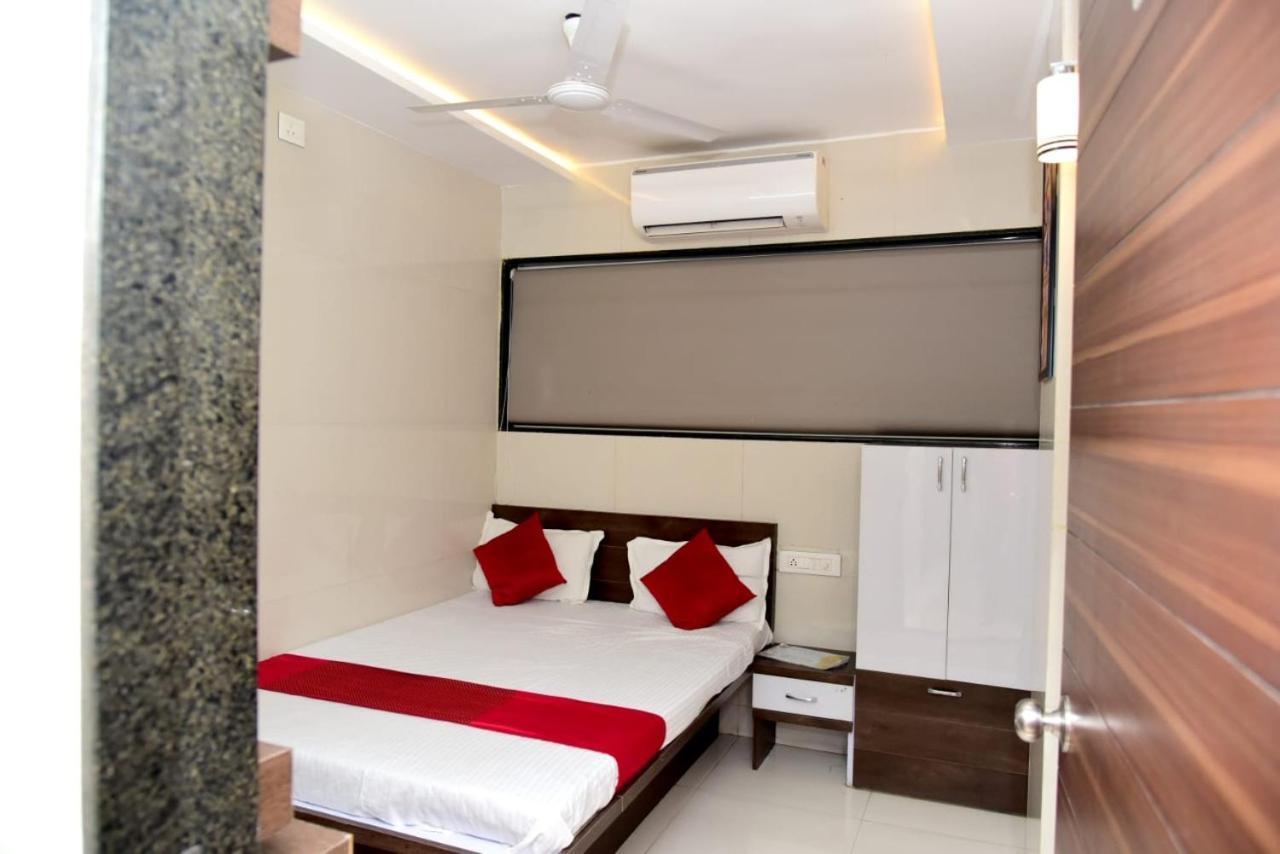 Nivant Lodge Solapur Esterno foto